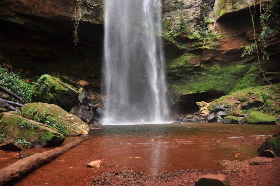 Solo avermelhado na Cachoeira do Roncador, a mais alta de Taquaruçu - TO